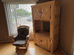 St-Prosper: Meuble en fr&ecirc;ne massif fabriqu&eacute; par un &eacute;b&eacute;niste avec chaise ber&ccedil;ante.