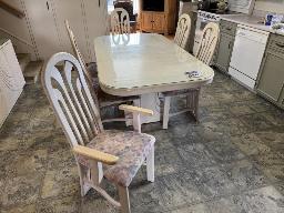 St-Prosper: Table de cuisine de 6 pi avec 6 chaises.