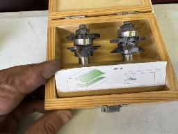 St-Prosper: Fer pour fabrication de portes.