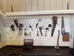 St-Prosper: Lot d&rsquo;outils muraux et accessoires divers.