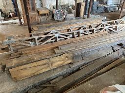 St-Prosper: Lot de bois de pin blanc avec 2 poutrelles, une de 16 pi et une de 14 pi.