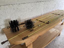 St-Prosper: 2 bras pour chemin&eacute;e, un de 6 po et un de 7 po, avec petit comptoir de travail de 80 po de longueur &times; 20 po de profondeur.