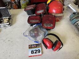 St-Prosper: Lot de lumi&egrave;res de remorque, casque de s&eacute;curit&eacute; et protecteurs auditifs.