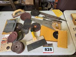 St-Prosper: Lot de papier sabl&eacute;, limes, scies et accessoires divers.