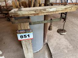 St-Prosper: Vieille balance pour le grain.