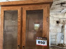 St-Prosper: Meuble en ch&ecirc;ne, 34 po de largeur &times; 75 po de hauteur.