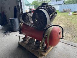St-Prosper: Compresseur DeVilbiss, 15 hp, 600 V.