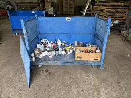 St-Prosper: Bo&icirc;te sur roues empilables, 38 po &times; 68 po &times; 48 po de hauteur, avec un lot de peintures et de teintures.