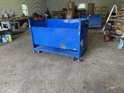 St-Prosper: Bo&icirc;te sur roues empilables, 38 po &times; 68 po &times; 48 po de hauteur.