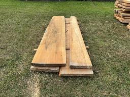 St-Prosper: 4 slabs de pin blanc (tranches d&rsquo;arbre), 2 po d&rsquo;&eacute;paisseur &times; diff&eacute;rentes largeurs de 20 po et moins &times; 8 pi.