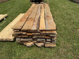 St-Prosper: Lot de pin blanc : planches de 10 pi et quelques-unes de 8 pi, 4 &agrave; 8 po de largeur; 5 madriers de 2 po &times; 11 po &times; 10 pi. Environ 500 PMP.