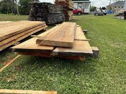St-Prosper: 5 slabs de pin blanc (tranches d&rsquo;arbre) : 4 &times; 2 po &times; 24 po &times; 8 pi et 1 &times; 3 po &times; 20 po &times; 8 pi.