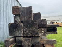 St-Prosper: Poutres de pin vieillot : 2 &times; 12 po &times; 12 po &times; 8 pi et 7 &times; 6 1/2 po &times; 6 1/2 po &times; 8 pi (environ 581 PMP).