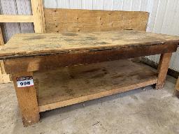 St-Prosper: Table de travail : 4 pi &times; 8 pi, avec 2 &eacute;taux de menuiserie.