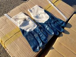 Environ 575 paires de gants de travail S-L-XL