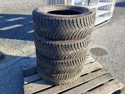 4 pneus d'hiver 225/70R16 Kumho Wintercraft clout&eacute;s.