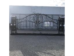 Portail en m&eacute;tal 20', motif pillier, style europ&eacute;en / 20' Iron Gate - Gate pier design - European-style