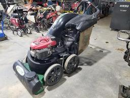Aspirateur et d&eacute;chiqueteuse tracte