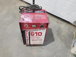 Chargeur, marque Marquette, mod&egrave;le 610 6/12-D&eacute;marreur