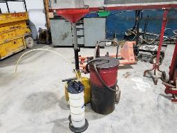 Baril d'huile ? avec pompe et diable + r&eacute;cup&eacute;rateur d'huile + pompe manuel + contenu?