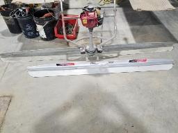R&egrave;gle &agrave; ciment vibrante 3 largeurs 6'-8'-10'. Moteur Honda