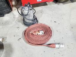 Pompe &agrave; eau submersible avec 1 tuyau de 2