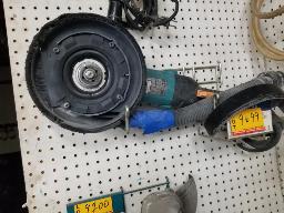 Makita, rectifieuse 7" &eacute;lectrique, guarde 7", mont&eacute; avec l'accessoire capteur de poussi&egrave;re pour meule diamant&eacute;e
