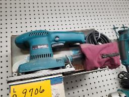 Makita sableuse &eacute;lectrique finition 1/3 de feuille avec sac &agrave; poussi&egrave;re