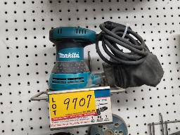 Makita sableuse &eacute;lectrique omnidirectionnelle 5" avec sac &agrave; poussi&egrave;re