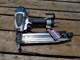 Makita AT1150A agrafeuse en "u" 7/16" de couronne, capacit&eacute; a &agrave; 2" pneumatique