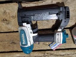Makita AT638A agrafeuse en "u" 1/4" , calibre 18 pneumatique, 1/2 &agrave; 1/2"