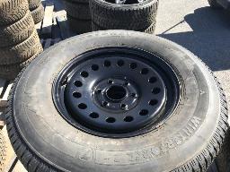 4 pneus d'hiver 265/70R17 Firestone Winterforce avec roues GMC