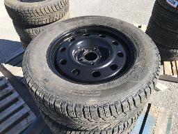 4 pneus d'hiver 235/65R17 G&eacute;n&eacute;ral Altimax avec roues Caravan/Pacifica