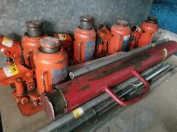 5 crics &agrave; bouteille + marteau tube pour piquet