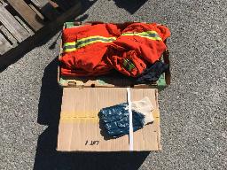Environ 144 paires de gants de travail + 6 couvres tout de travail