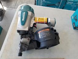 Cloueuse &agrave; rouleaux pneumatiques 3 1/2. mod&egrave;le AN902 (Support Makita)