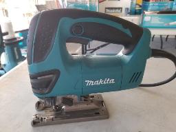 Scie sauteuse &eacute;lectrique Makita, mod&egrave;le 4350FCT.  (Support Makita)