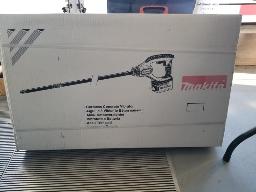 Vibrateur &agrave; b&eacute;ton 18V, 48", marque Makita, mod&egrave;le DVR450Z, batterie non incluse