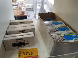 14 bo&icirc;tes de clous de finition 18GA longueur vari&eacute;es