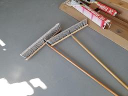 Balai pour sol 24" avec manche en bois + 1 balai 24" pour surface lisse