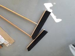Balai pour sol 24" avec manche en bois