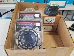 2 sabots, mod&egrave;le N4255 + 2 meules &agrave; rectifier pour b&eacute;ton
