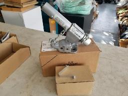 2 leviers rotatifs &agrave; chaine mod&egrave;le 14801 + environ 12 clips &agrave; boutons