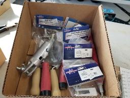Lot de pi&egrave;ces vari&eacute;es : Attache pour &eacute;trier truelle carr&eacute;e, + plateau fixation + adapteur bouton poussoir et +