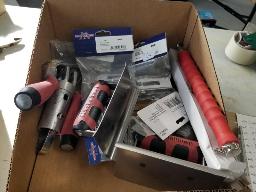 Lot de pi&egrave;ces vari&eacute;es : Truelle carr&eacute;e adaptateur &agrave; poussoir + adaptateur pour manche + crochet torsad&eacute;