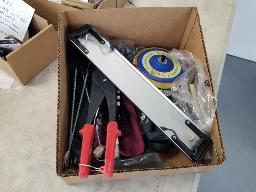 Lot divers : Pinces &agrave; riveter marque Jet 3/32" &agrave; 3/16", t&ecirc;te de 6" de sableuse prof vis&eacute;e, 4 brosses noires de nettoyage, 1 pad sableuse pneumatique 15 1/2"