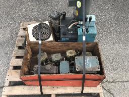 7 r&eacute;ducteurs de vitesse dans une bo&icirc;te, une unit&eacute; hydraulique avec moteur et un lot de cha&icirc;ne.