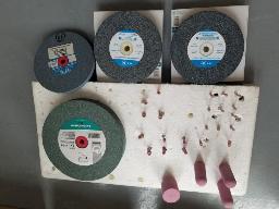 1 meule 8" + 3 meules 6" + lot petites meules vari&eacute;es