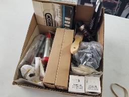 Lot divers : mini fusil &agrave; graisse +refill + nettoyeur &agrave; main tube et +