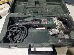 Rectifieuse Metabo avec t&ecirc;te sp&eacute;cialis&eacute; pour enlever r&eacute;sidu colle sur contre plaque